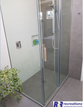 Tiled Shower with Easy niche